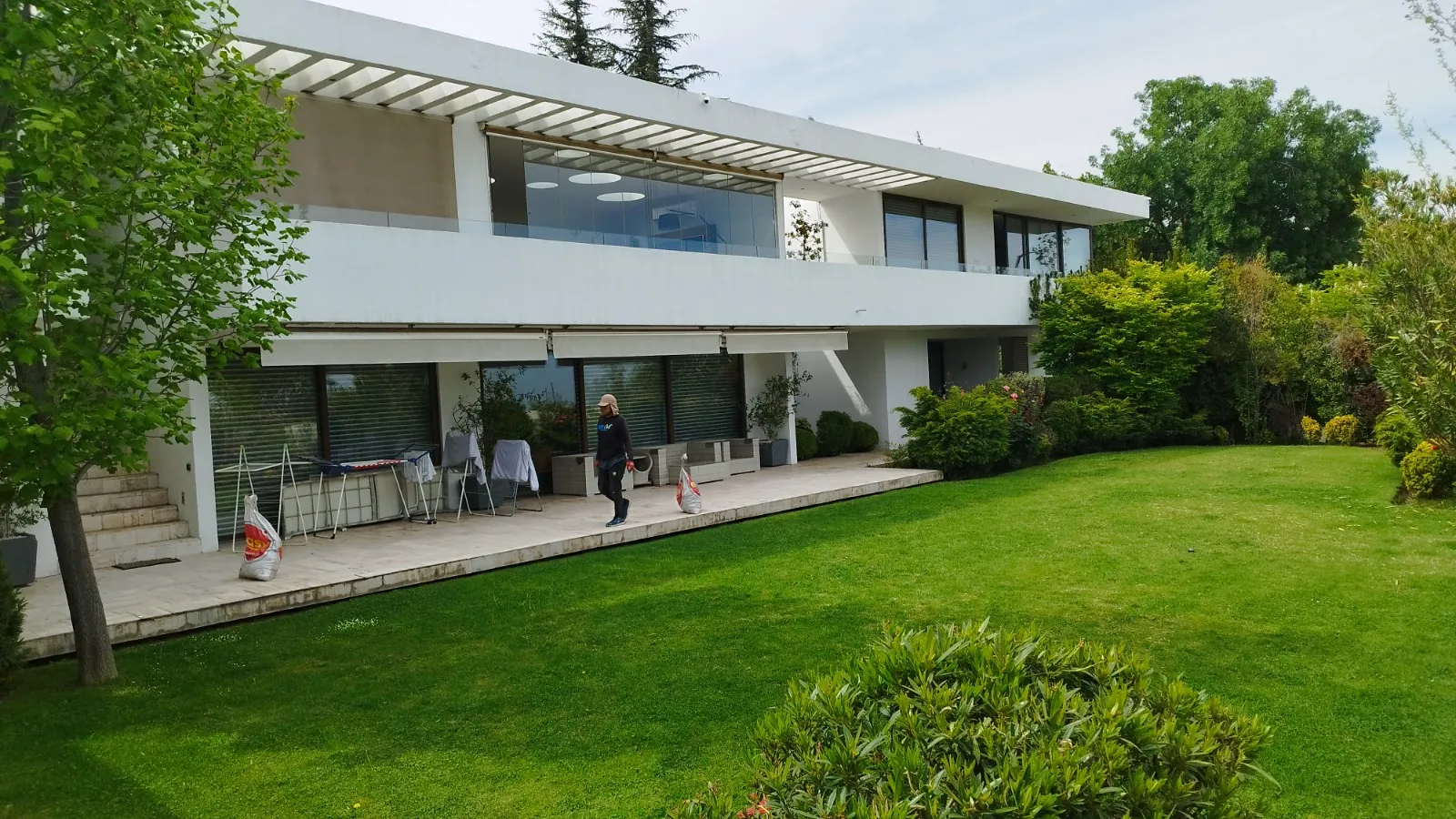 Casa de alto estándar con cubierta plana y jardín en la Región Metropolitana