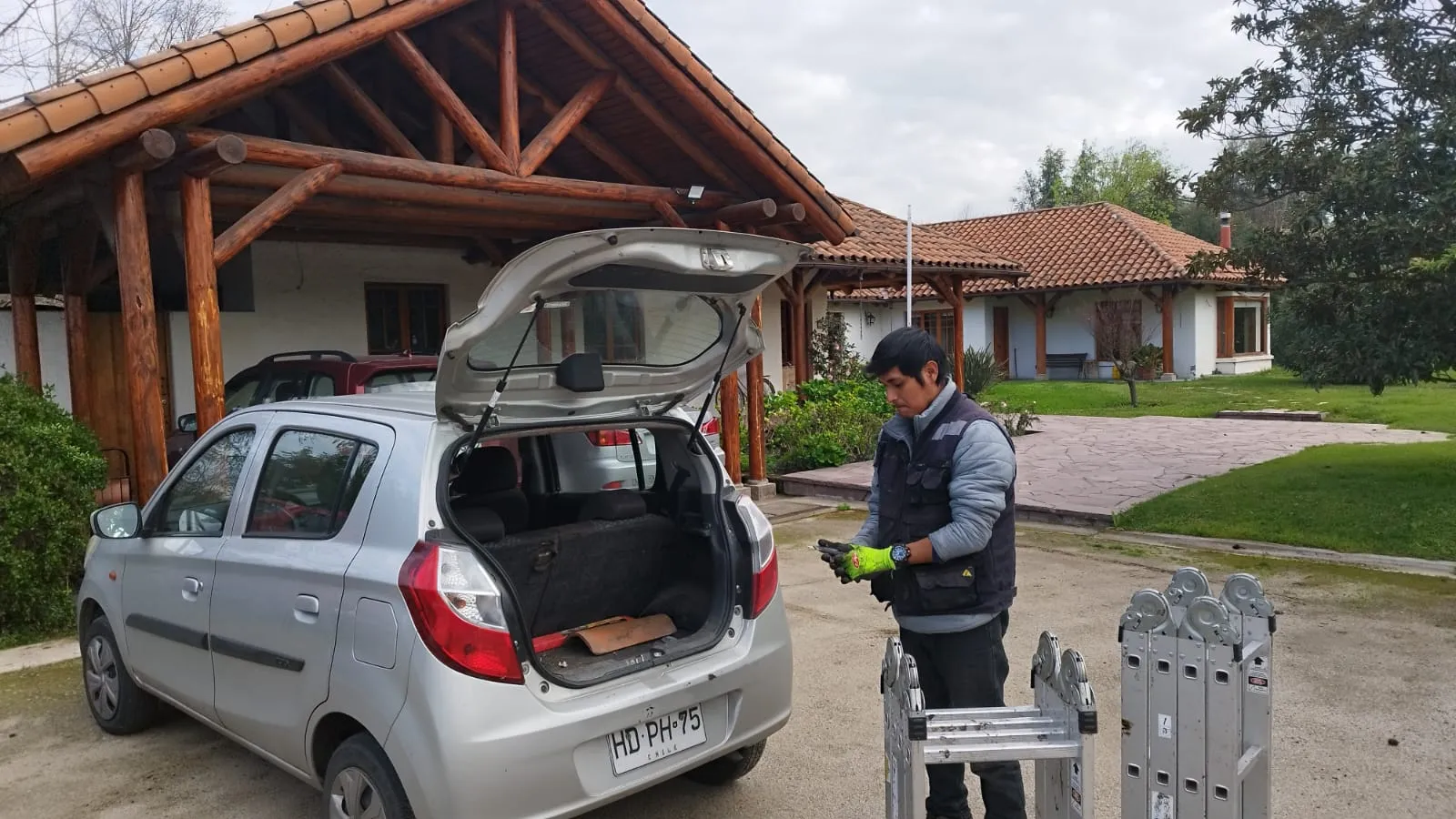 Técnico preparando equipos para reparar el techo de tejas de una casa en la Región Metropolitana