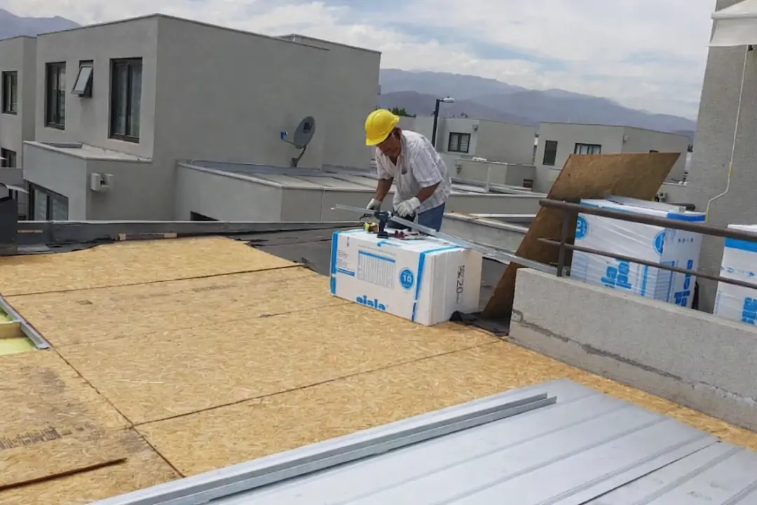 Aislamiento térmico de techo de pérgola en terraza residencial en Santiago