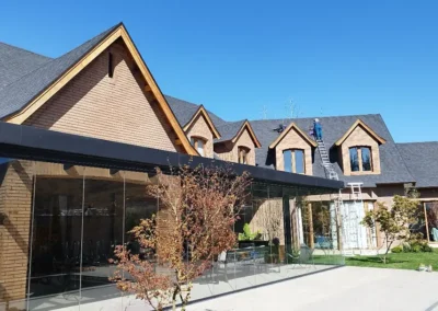 Instalación de techo de tejas asfálticas en vivienda residencial de alto estándar en Santiago