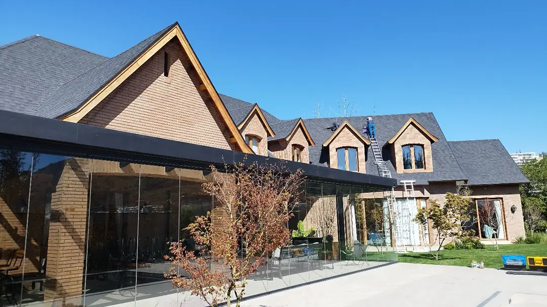 Instalación de techo de tejas asfálticas en vivienda residencial de alto estándar en Santiago<br />
