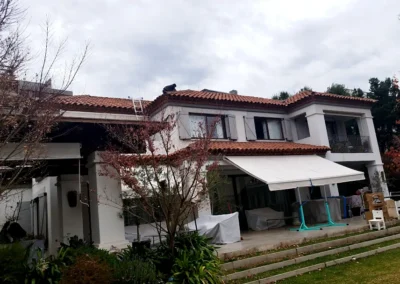 Vivienda residencial de alto estándar con proyecto de techumbre profesional