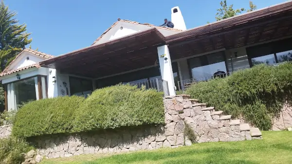 Vivienda en Lo Barnechea con techo de tejas en proceso de mantención y reparación