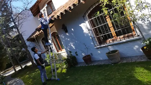Arreglo de techo con teja chilena en casa residencial de Lo Barnechea
