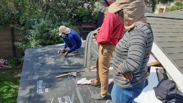 Instalación de techo asfáltico en Peñalolén en vivienda residencial