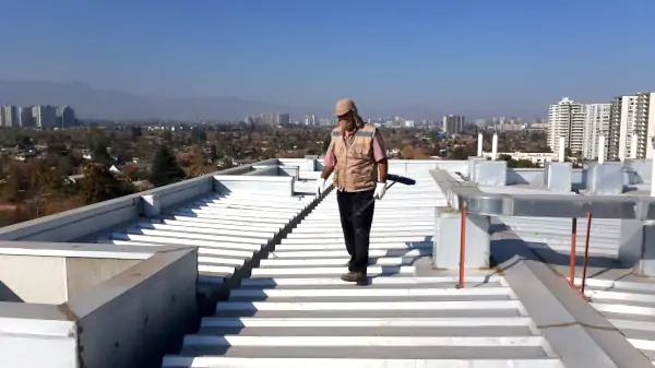 Mantención de techos en edificio residencial, trabajo en cubierta plana