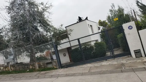 Casa en Las Condes con cubierta de cobre en proceso de reparación de techumbre