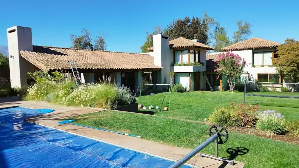 Casa en Lo Barnechea con cubierta de teja chilena en proceso de optimización