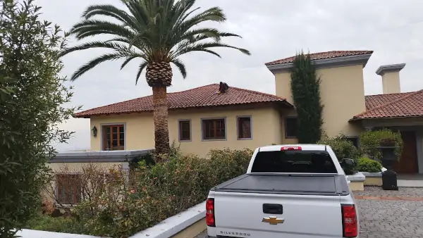 Reparación de techo de teja romana en casa residencial de Vitacura