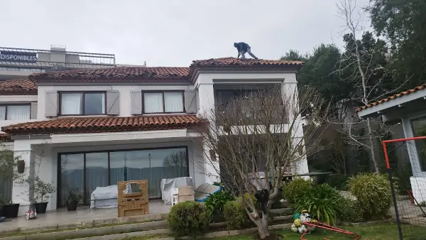 Servicio de reparación de techumbre en vivienda de Las Condes con cubierta de tejas