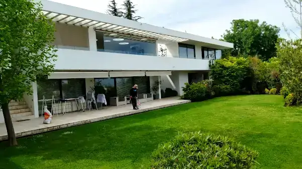 Casa moderna con sistema de membrana asfáltica en Las Condes, reparación de techumbre