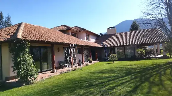Casa con techo de tejas en fundo Mostazal, reparación de techumbre en vivienda