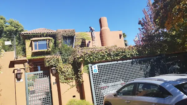 Vivienda en Las Condes con intervención en cubierta de tejas por daños y filtraciones