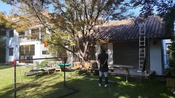 Reparación de techo de tejas en casa residencial de Vitacura