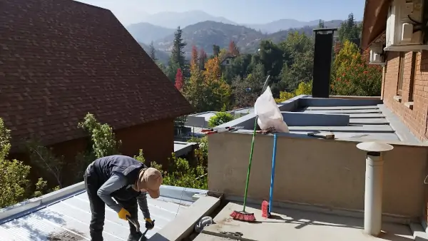 Trabajo en techo de zinc emballetado en vivienda de Las Condes con reparación en curso