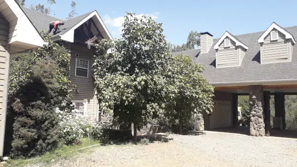 Reparación de techumbre con tejas asfálticas en casa residencial en El Arrayán, Chile
