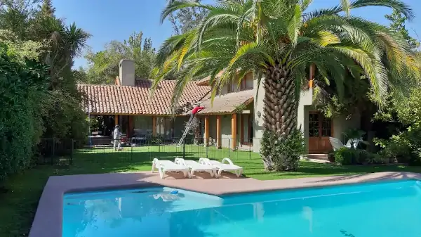 Casa residencial con piscina y techo de tejas en Lo Barnechea, servicio de reparación de techumbre