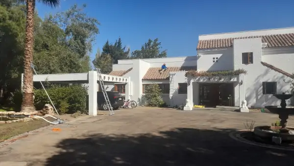 Parcela en Chicureo con casa de techo de teja colonial en proceso de mantención