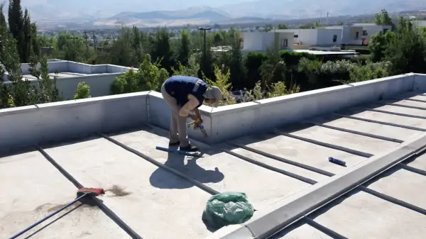 Sellado de cubierta tipo techo americano en vivienda del sector Chamisero